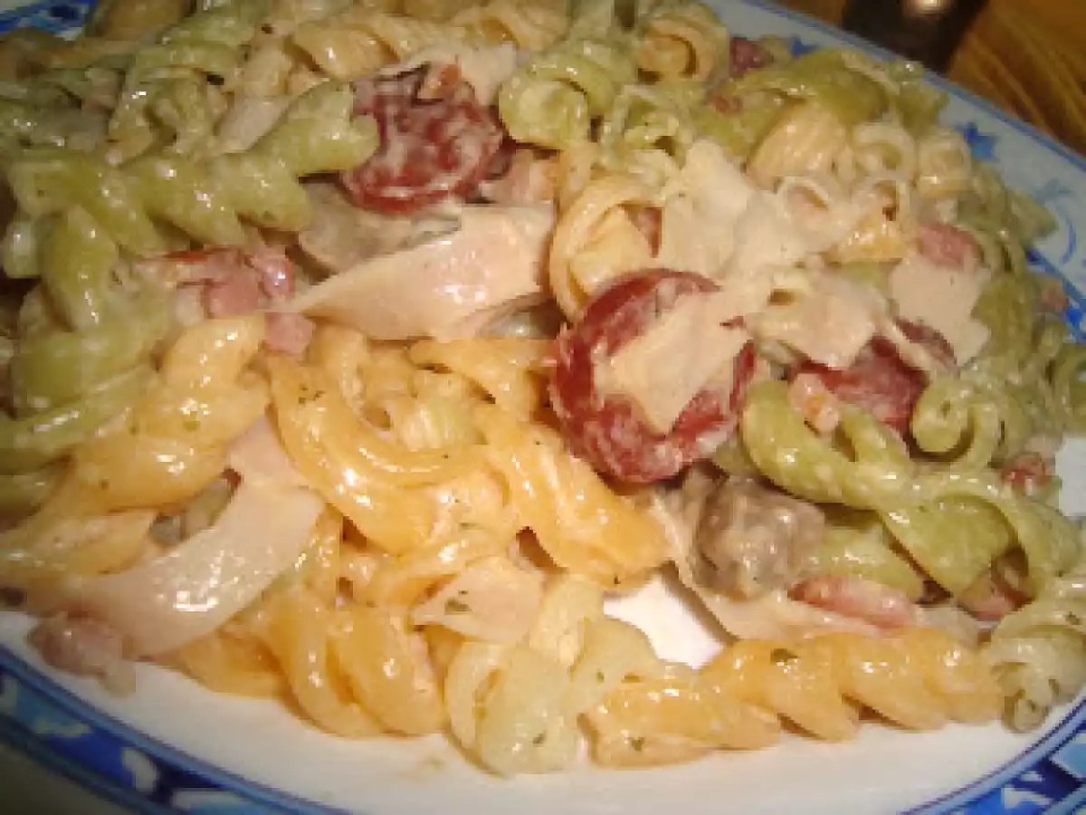 Fusilli tricolor com linguiça, bacon e fiambre
