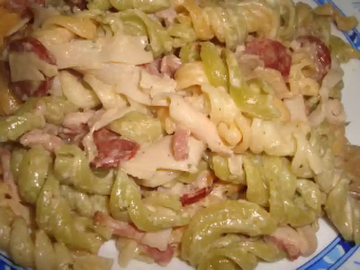 Fusilli tricolor com linguiça, bacon e fiambre - foto 2