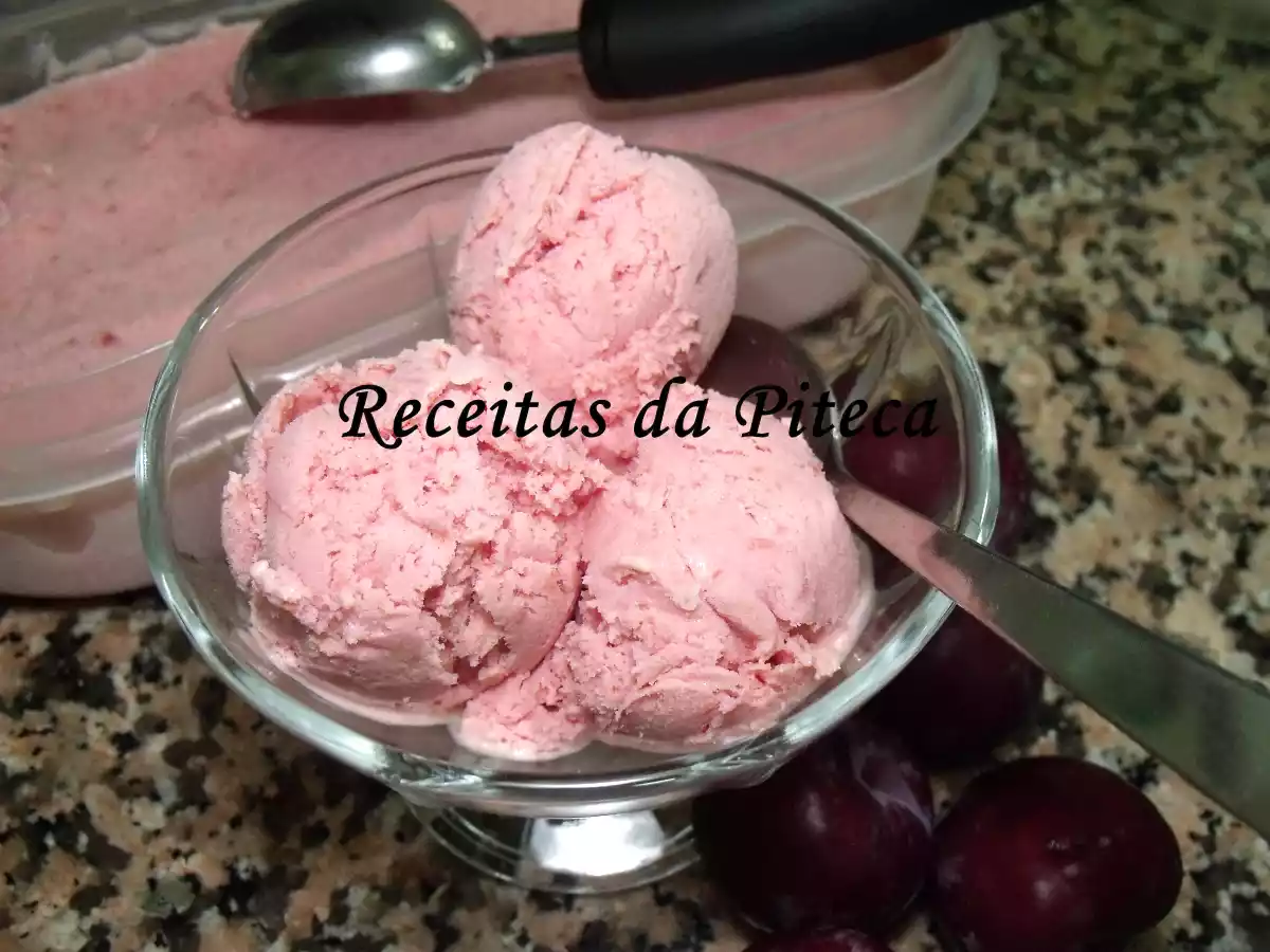 Gelado de ameixas pretas