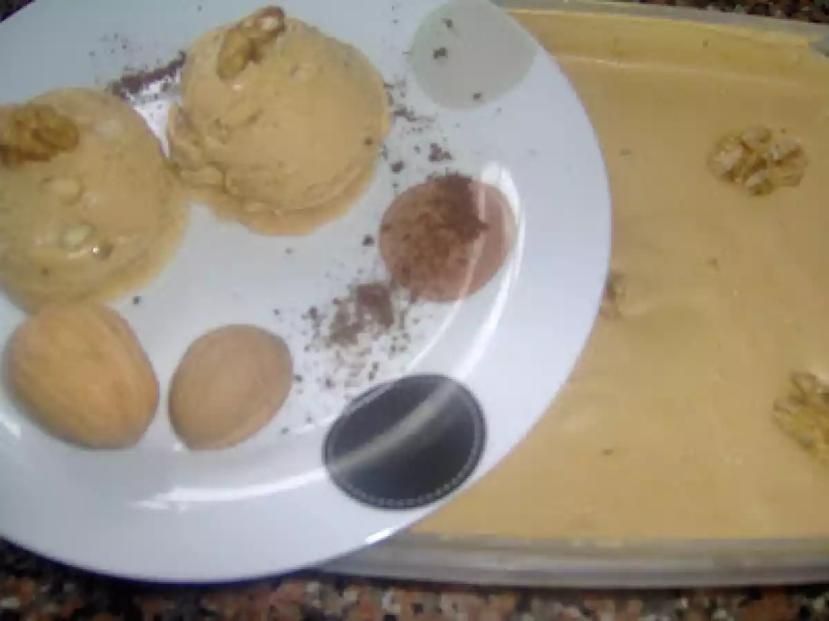 GELADO DE LEITE CONDENSADO COZIDO COM CAFÉ E MIOLO DE NOZ-DAY BRONW, DIA CASTANHO
