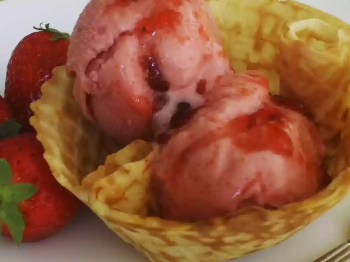 Gelado de Morangos em Caixinhas de Waffles