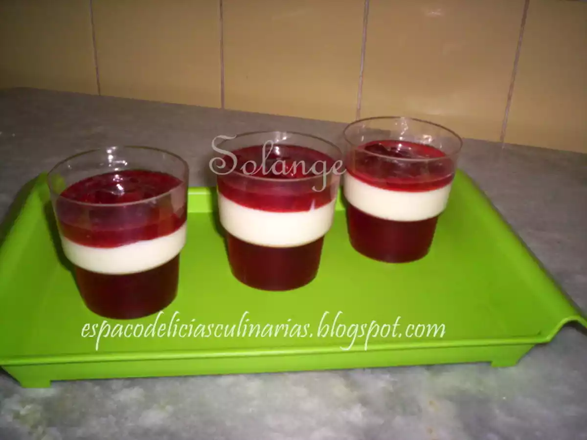 Gelado de mousse de limão c/calda de morango