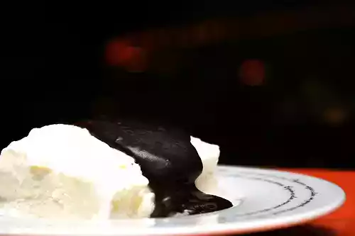 Gelado de natas com molho de chocolate quente