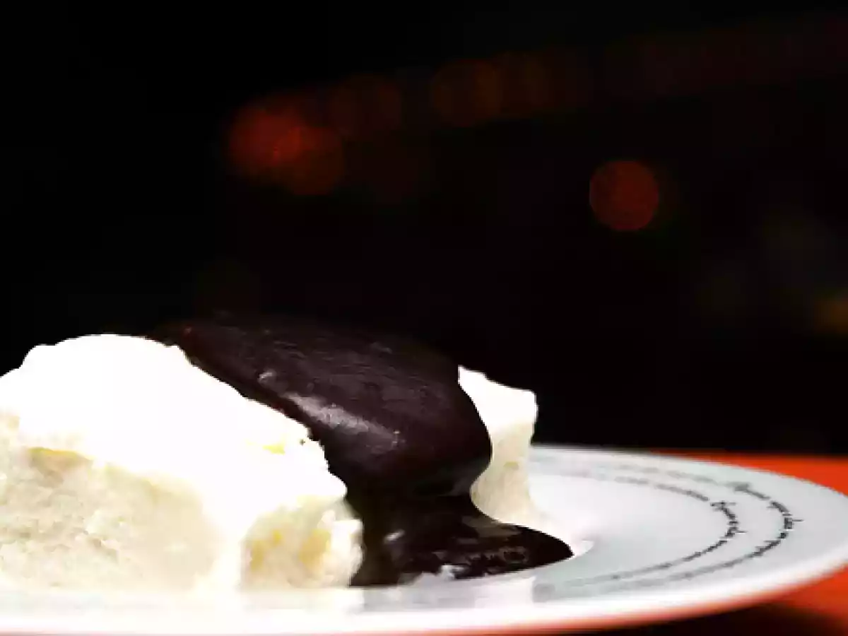 Gelado de Natas com Molho de Chocolate Quente