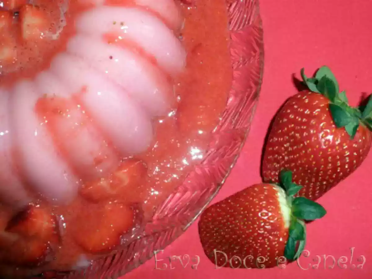 Gelatina com Iogurte e Calda de Morangos