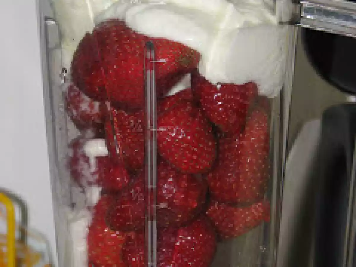 Gelatina com morango e iogurte
