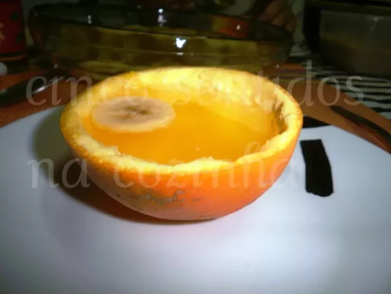 Gelatina de ananás e laranja em taças de laranja - foto 3