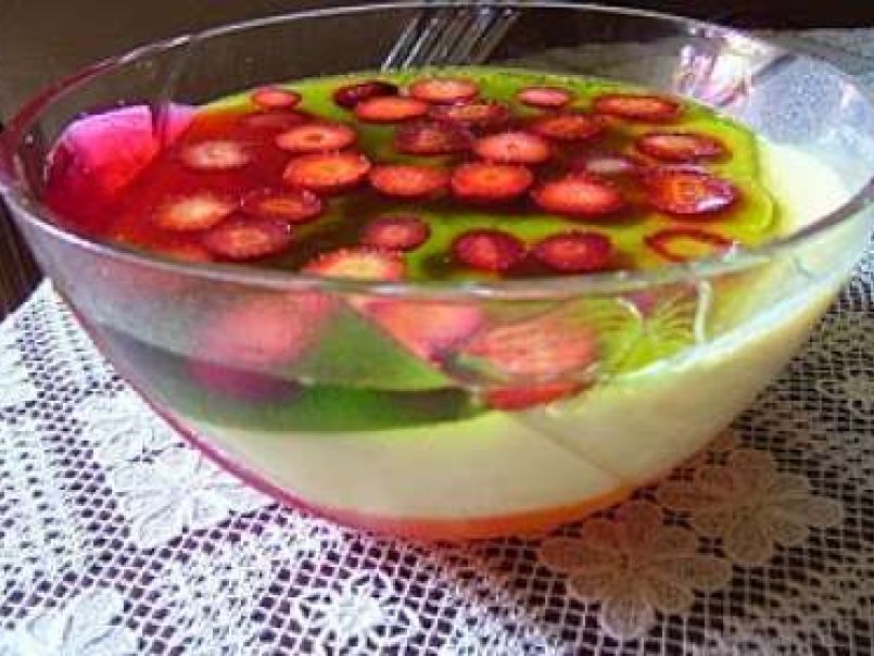 Gelatina De Frutas Com Natas