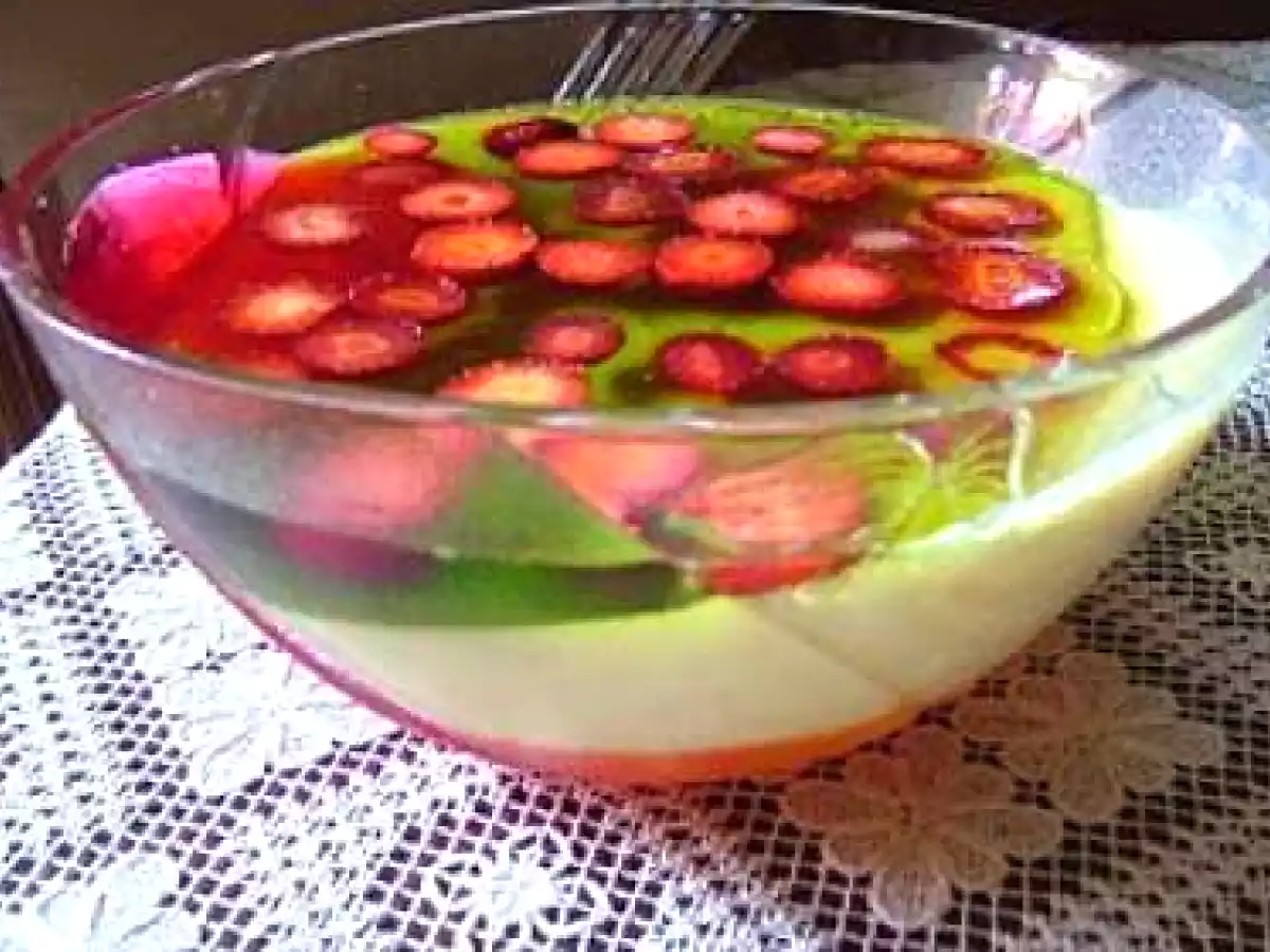 GELATINA DE FRUTAS COM NATAS