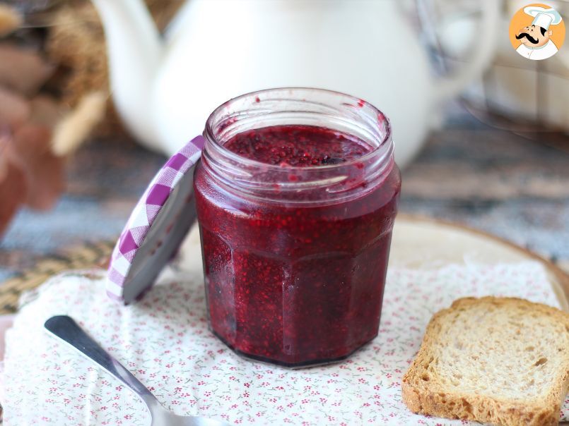 Geleia saudável com frutas vermelhas e sementes de chia