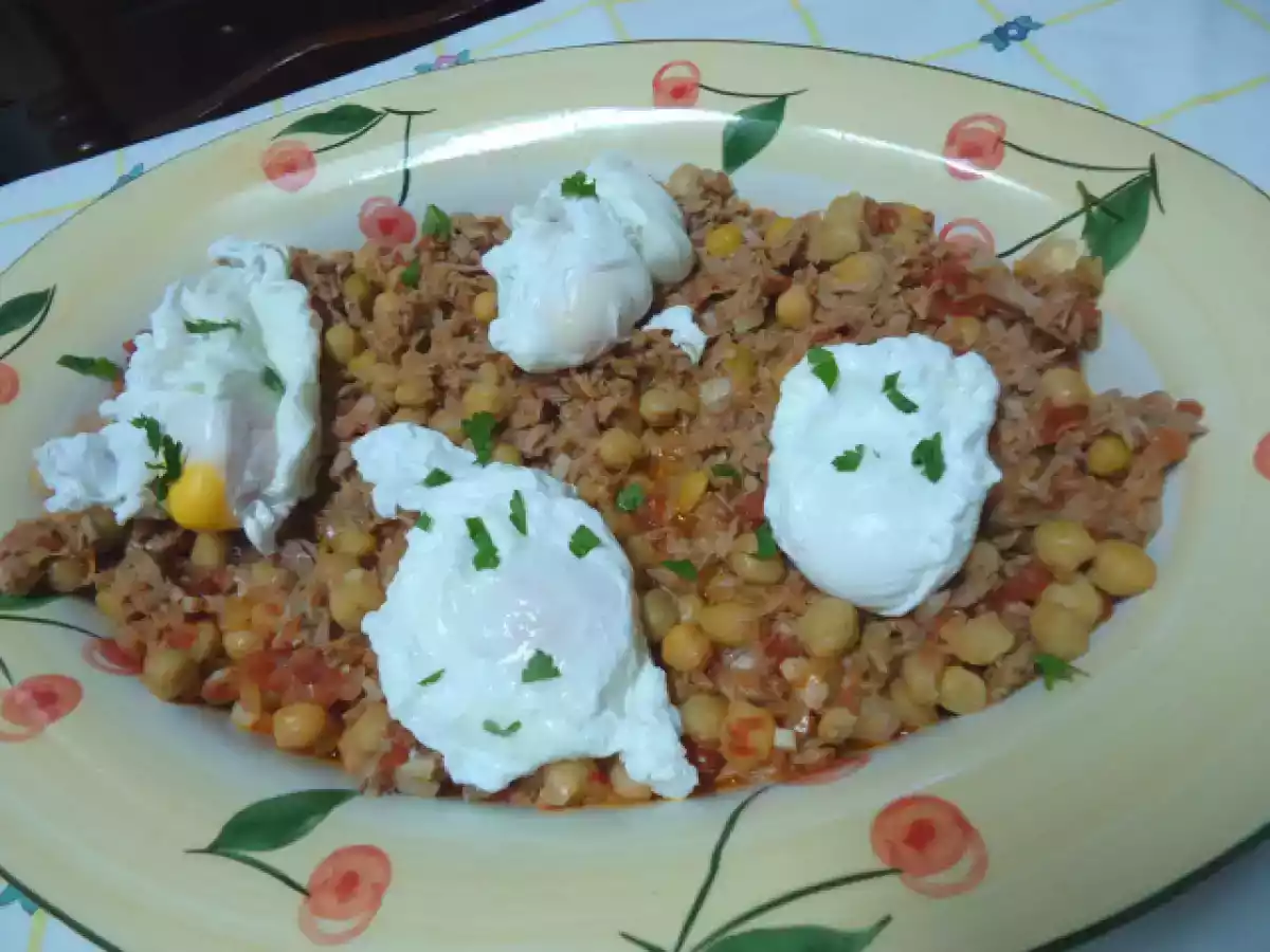 Grão com atum e ovos escalfados