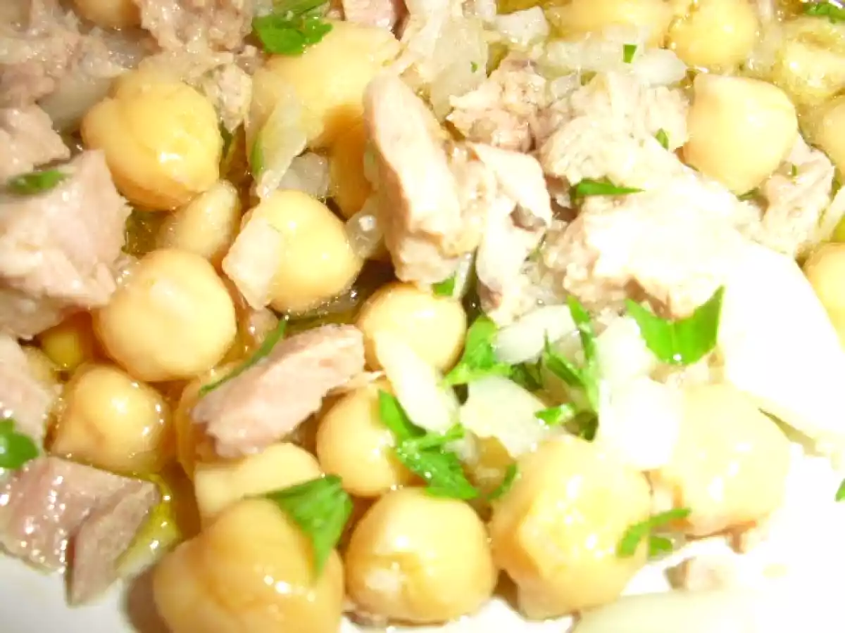 Grão com atum, salsa e cebola