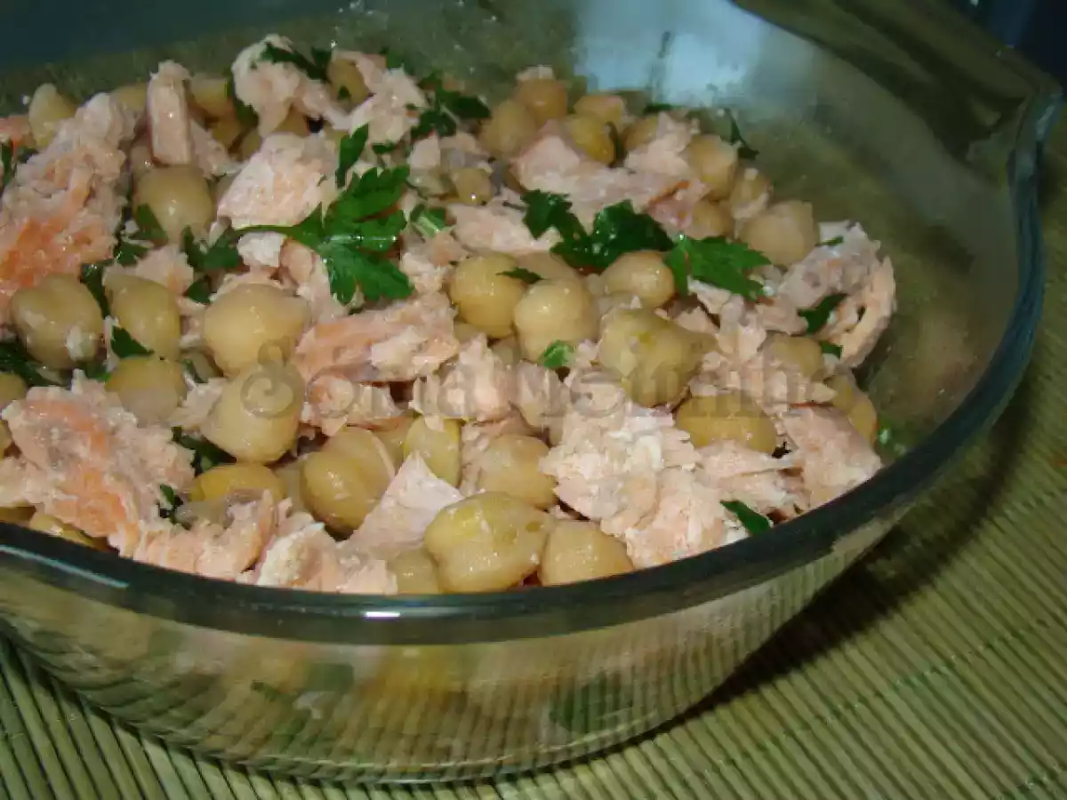Grão de Bico com Salmão e Salsa Picada