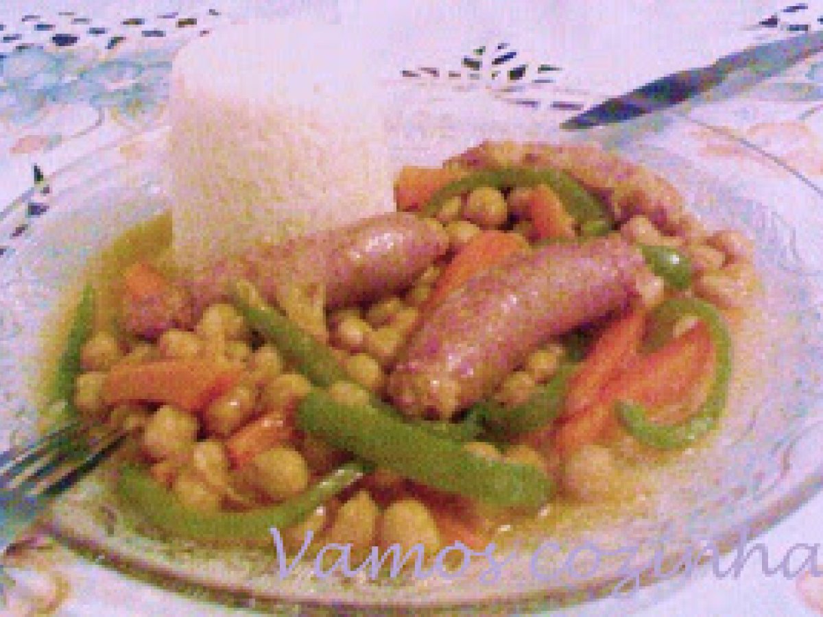 Grão de bico com salsichas frescas