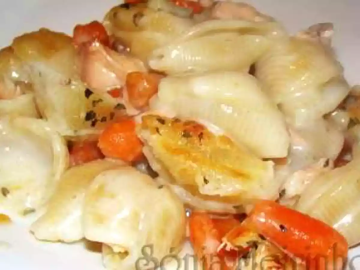 Gratinado de massa búzios, salmão e cenouras baby