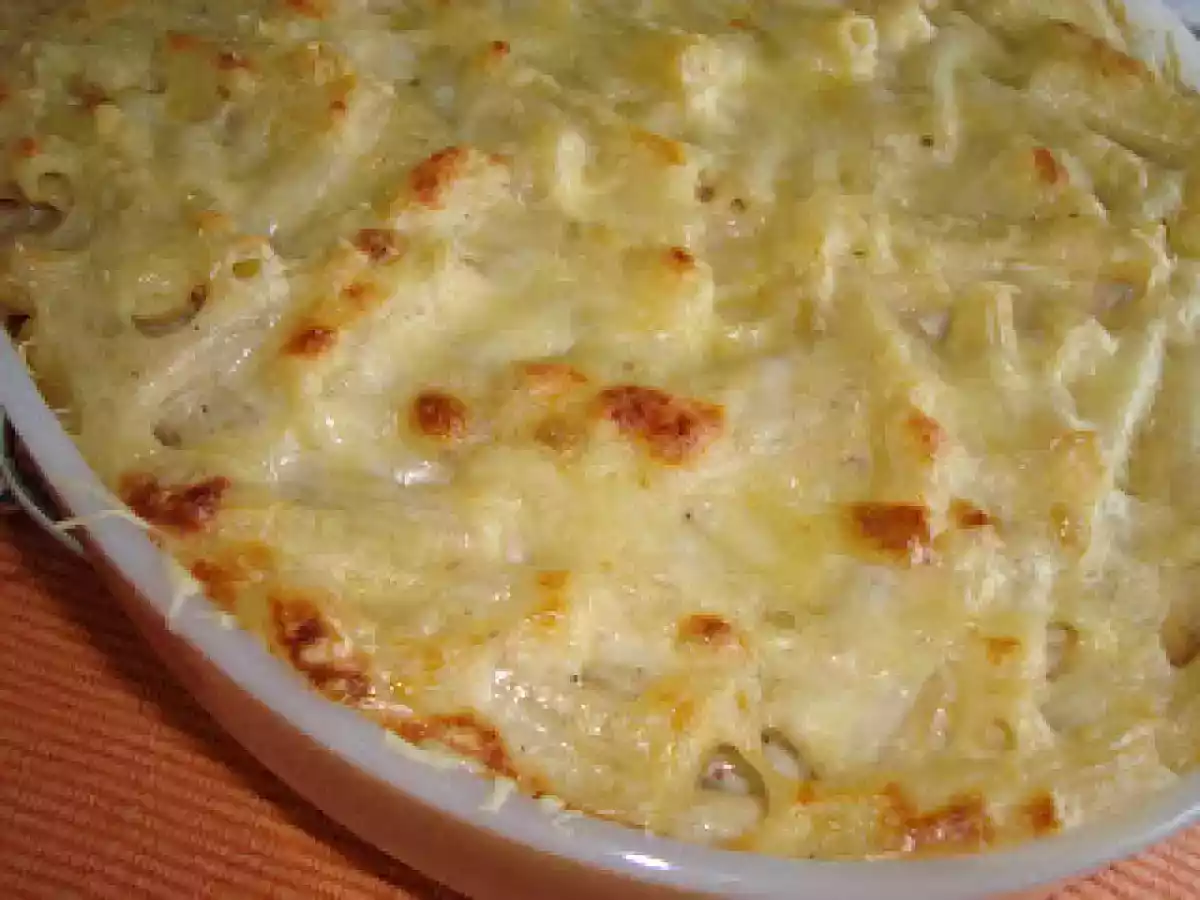Gratinado de massa com feijão e carne picada