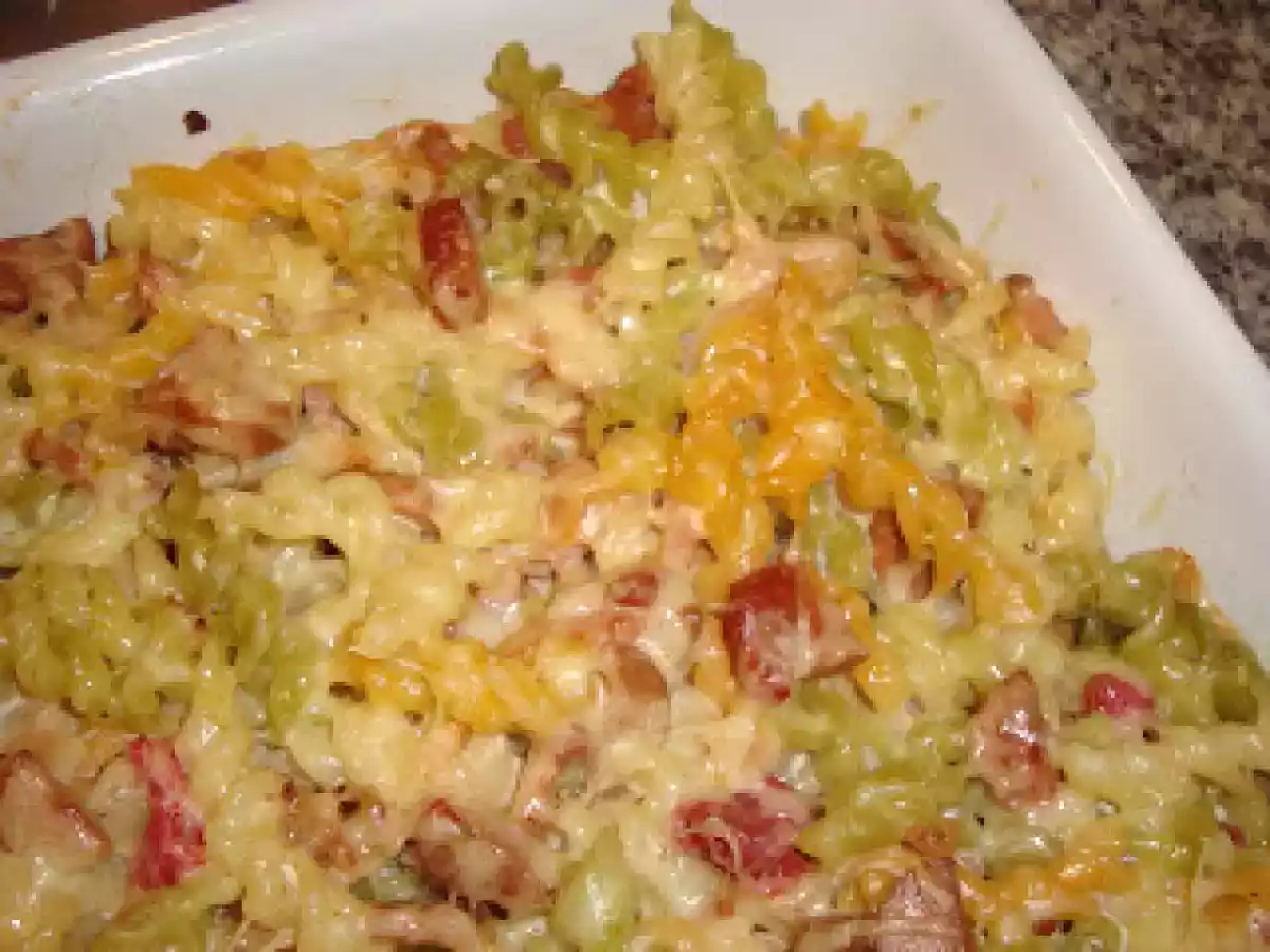 Gratinado de massa fusilli tricolor com carnes e molho cremoso
