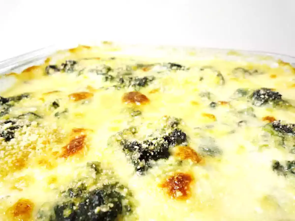 Gratinado de pescada e espinafres com amêndoa