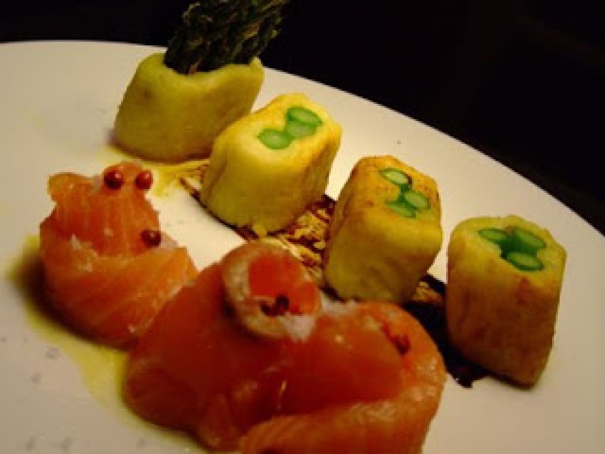 Gravlak de salmão, gnocchi de espargos, redução de soja e sabayon
