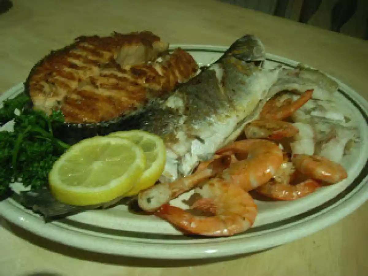 Grelhada mista de peixe com batata a murro. - foto 2