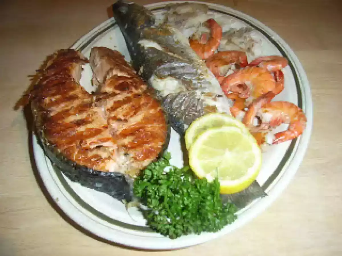 Grelhada mista de peixe com batata a murro. - foto 3