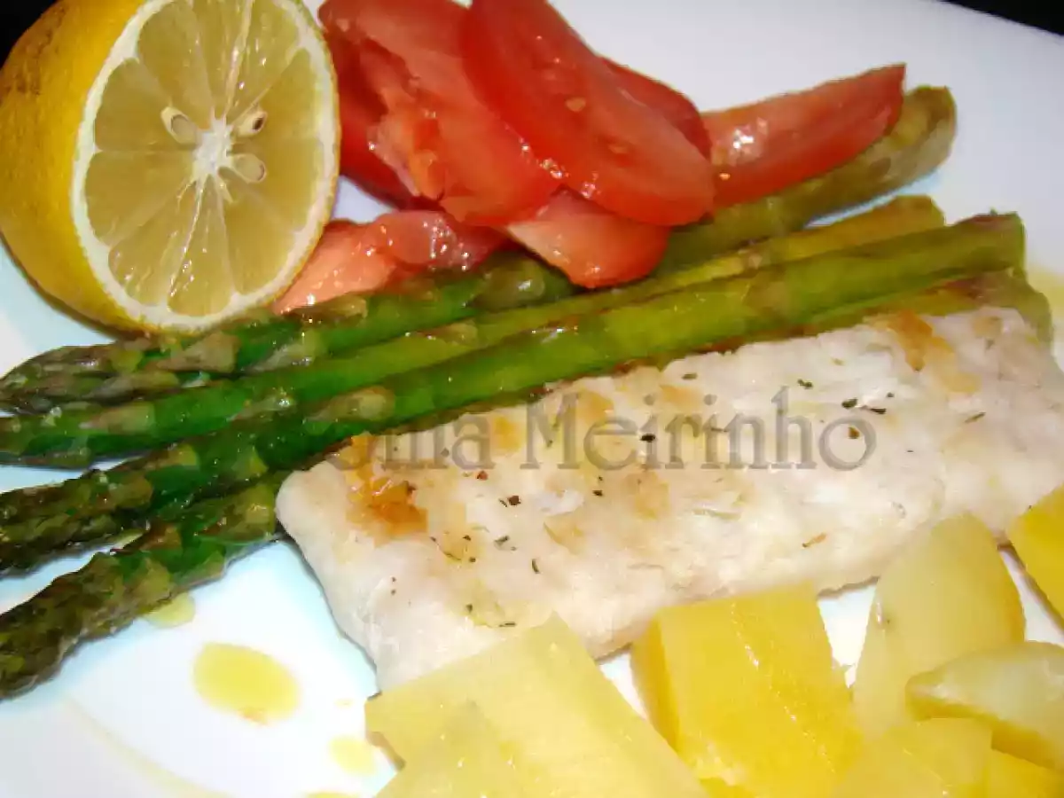 Grelhados de Pescada e Espargos acompanhado de Batata cozida e Salada de Tomate