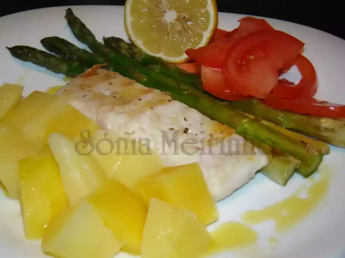 Grelhados de Pescada e Espargos acompanhado de Batata cozida e Salada de Tomate - foto 4