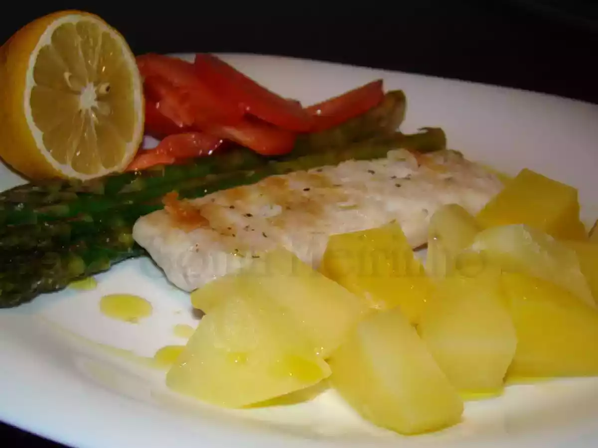 Grelhados de Pescada e Espargos acompanhado de Batata cozida e Salada de Tomate - foto 7