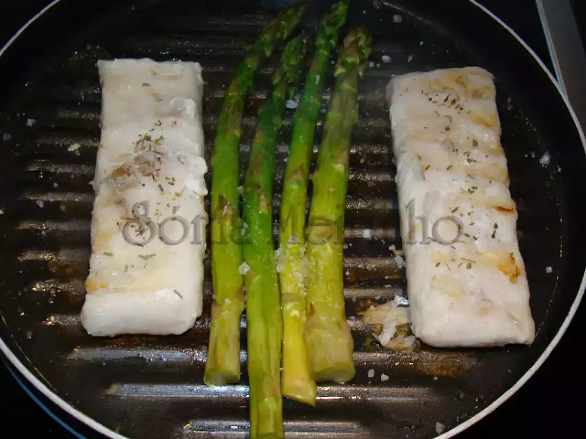 Grelhados de Pescada e Espargos acompanhados de Batata cozida e Salada de Tomate - foto 3