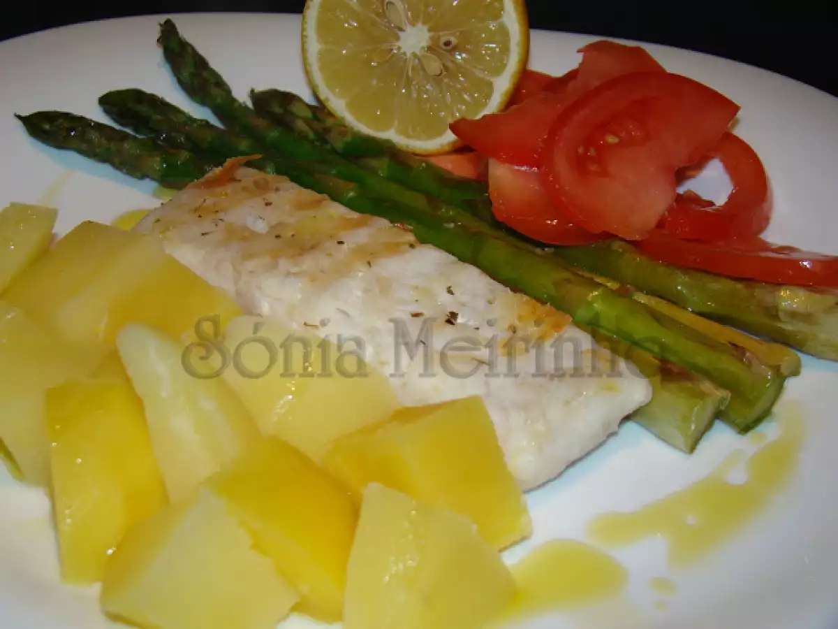 Grelhados de Pescada e Espargos acompanhados de Batata cozida e Salada de Tomate - foto 4