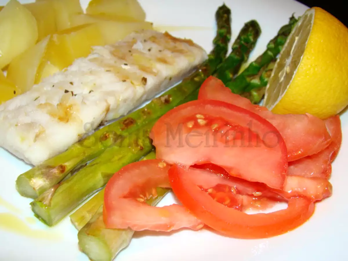 Grelhados de Pescada e Espargos acompanhados de Batata cozida e Salada de Tomate - foto 5