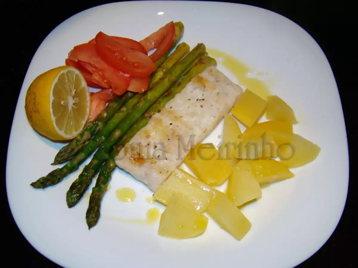 Grelhados de Pescada e Espargos acompanhados de Batata cozida e Salada de Tomate - foto 6