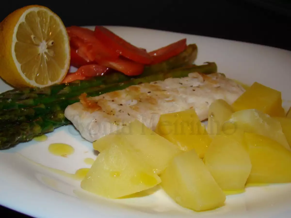 Grelhados de Pescada e Espargos acompanhados de Batata cozida e Salada de Tomate - foto 7