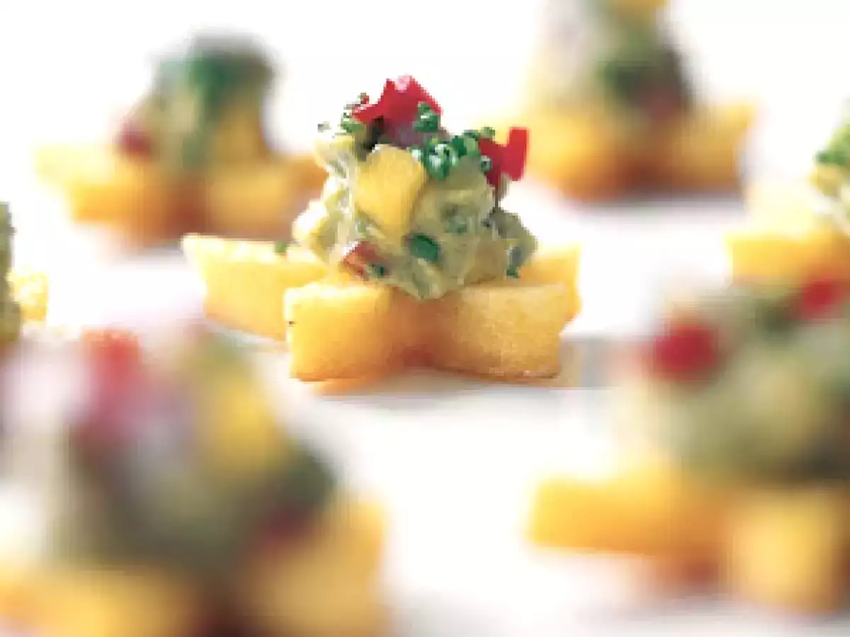 Guacamole de manga sobre estrelas de polenta