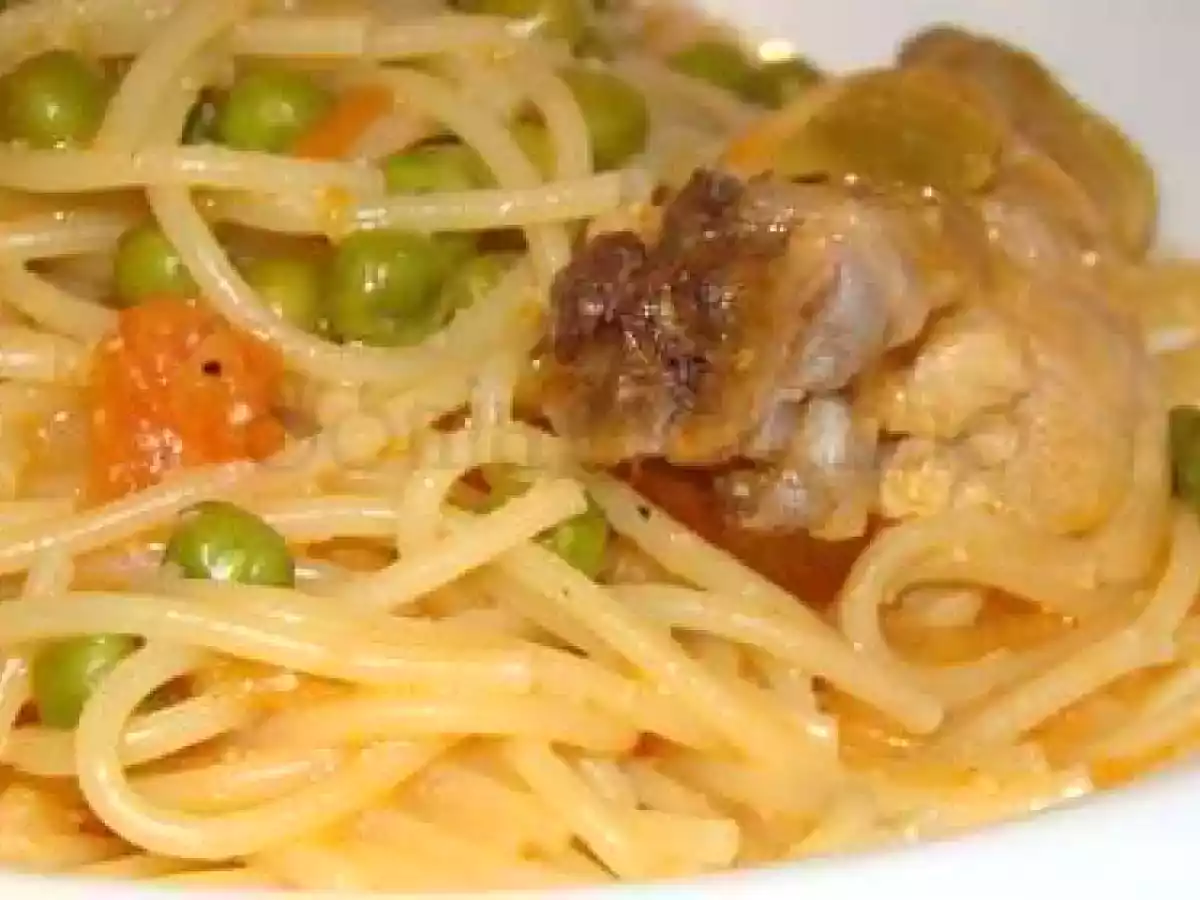 Guisado de Esparguete com Frango e Ervilhas
