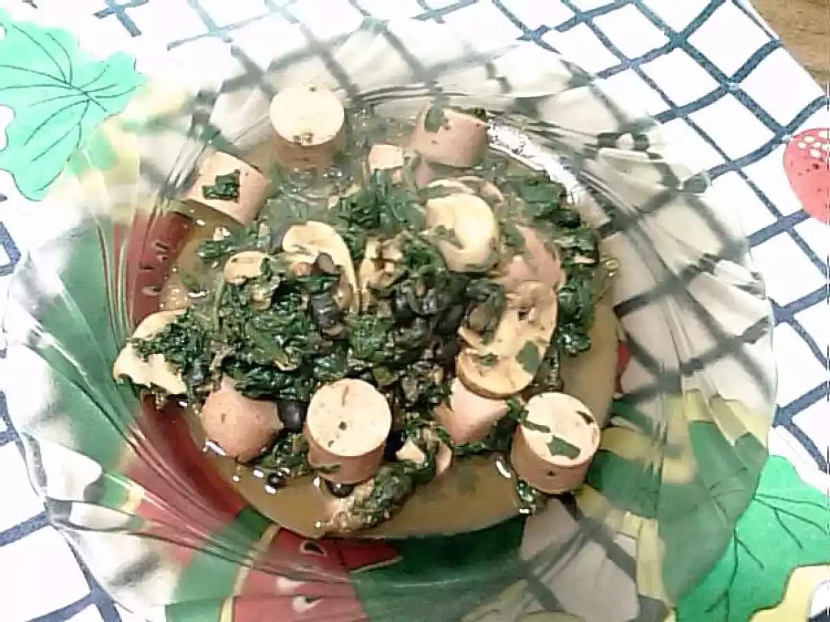 Guisado de feijão preto com espinafres e salsichas