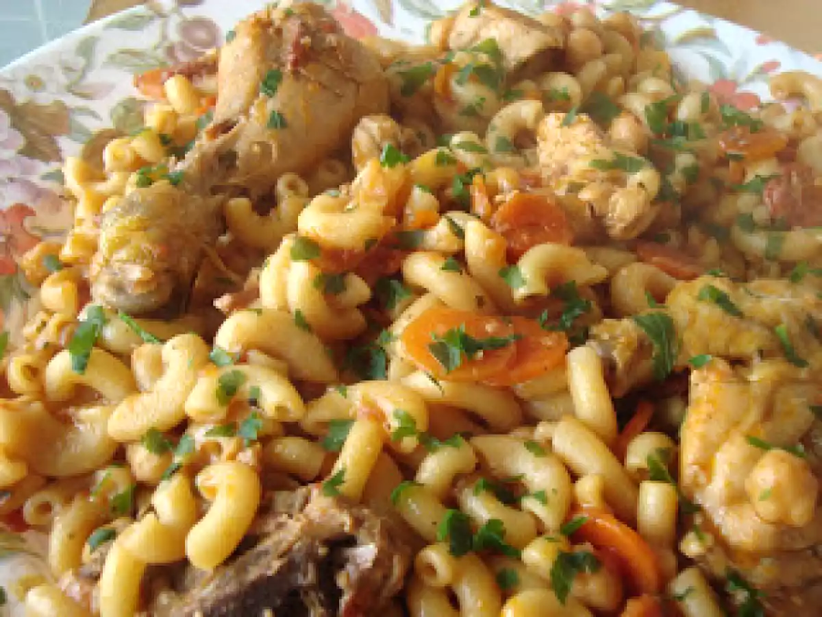 Guisado de frango com grão, linguiça e massa cotovelo
