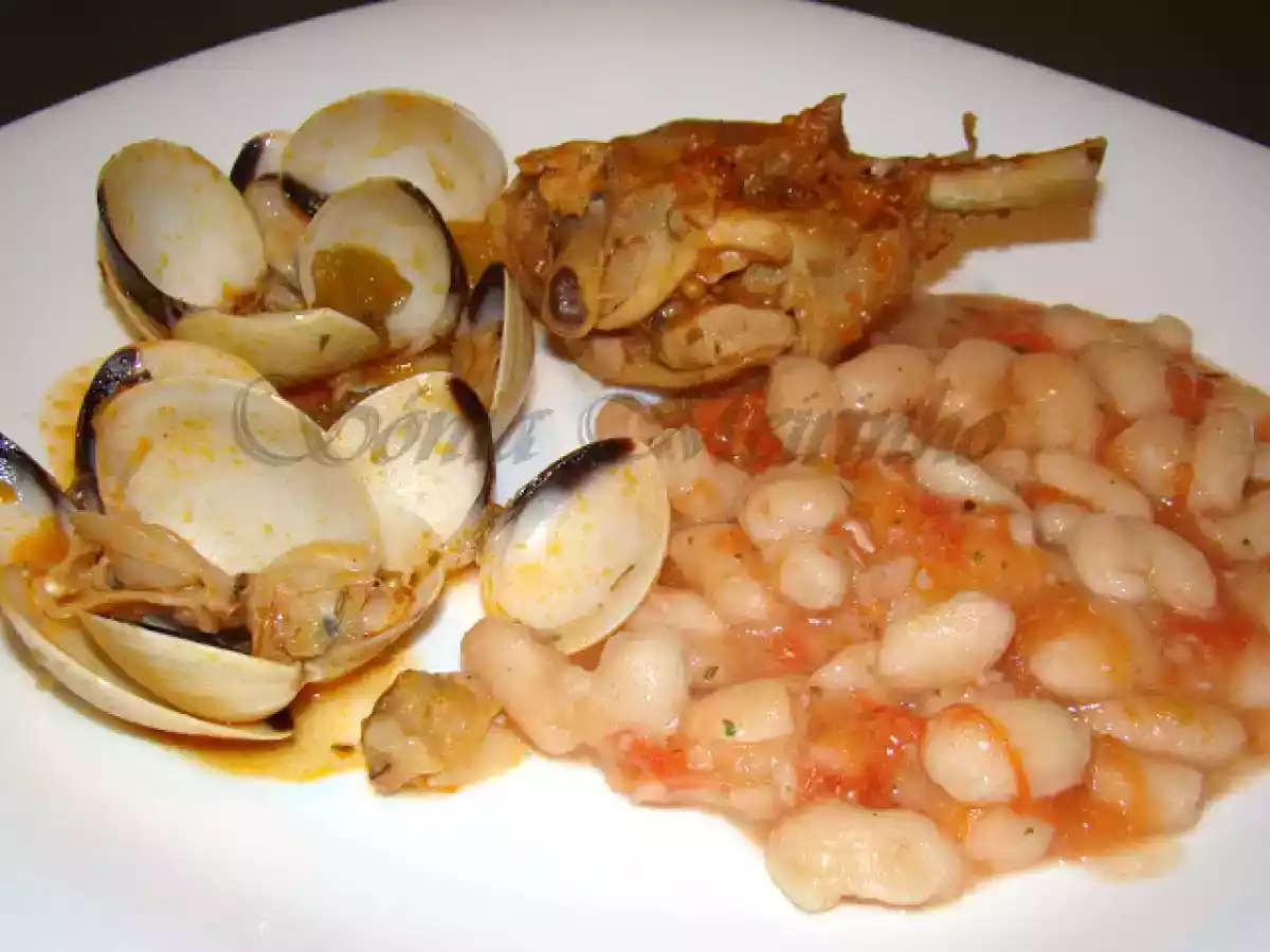 Guisado de Frango e Amêijoas acompanhado de Feijão Branco em Tomatada