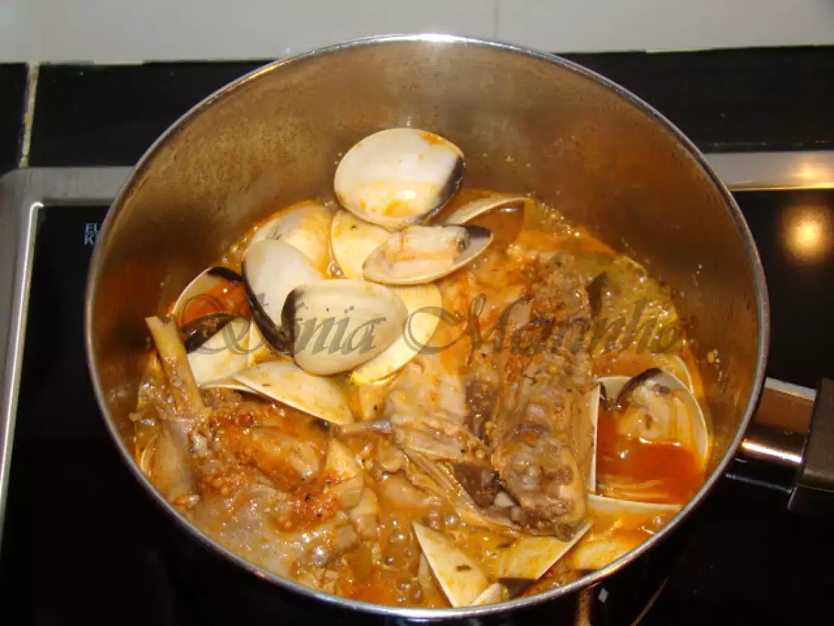 Guisado de Frango e Amêijoas acompanhado de Feijão Branco em Tomatada - foto 5