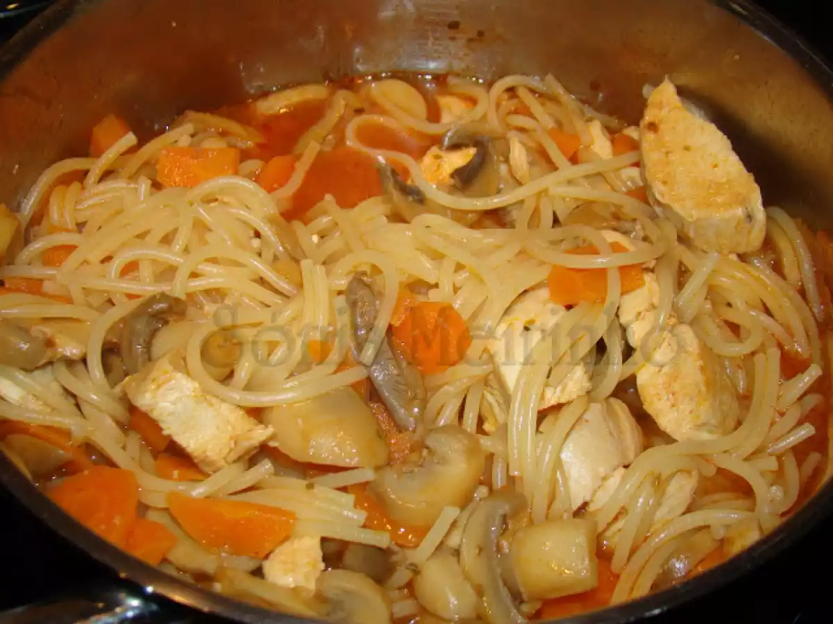 Guisado de Massa com Cubos de Frango, Cenouras e Cogumelos - foto 2