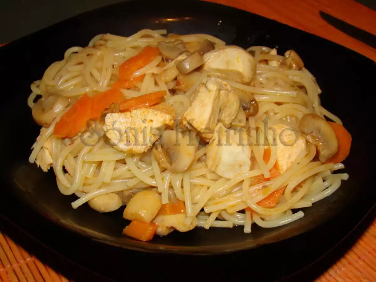 Guisado de Massa com Cubos de Frango, Cenouras e Cogumelos - foto 3