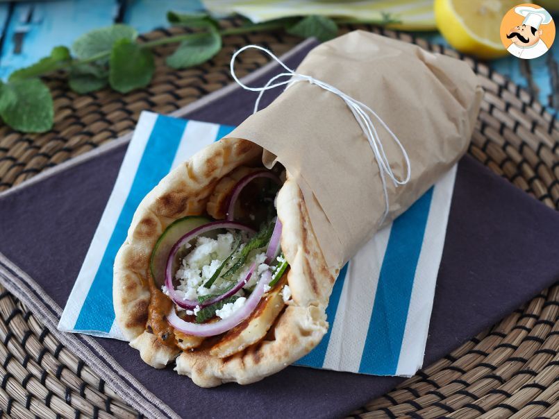 Gyros com queijo halloumi, uma versão vegetariana do sanduíche grego!