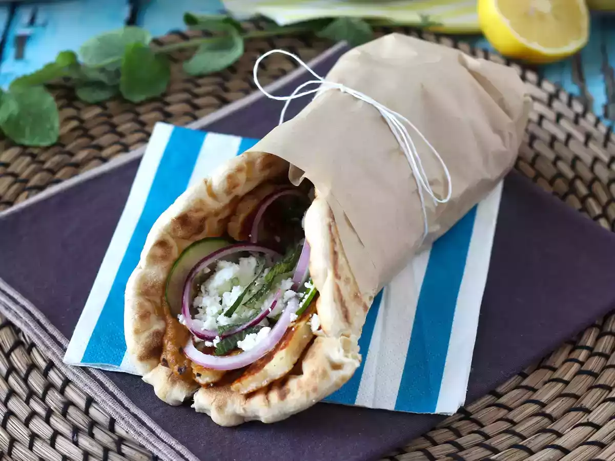 Gyros com queijo halloumi, uma versão vegetariana do sanduíche grego!
