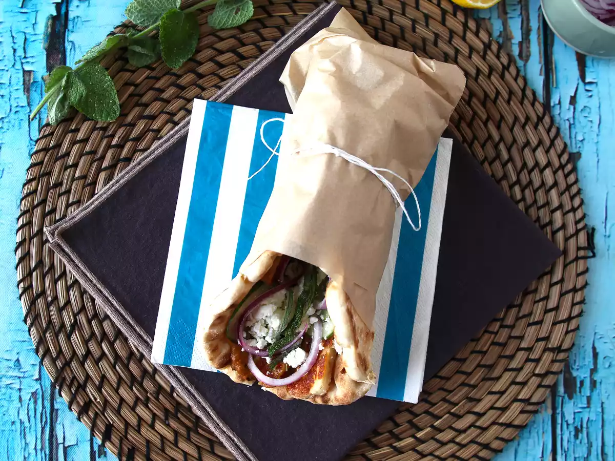 Gyros com queijo halloumi, uma versão vegetariana do sanduíche grego! - foto 2