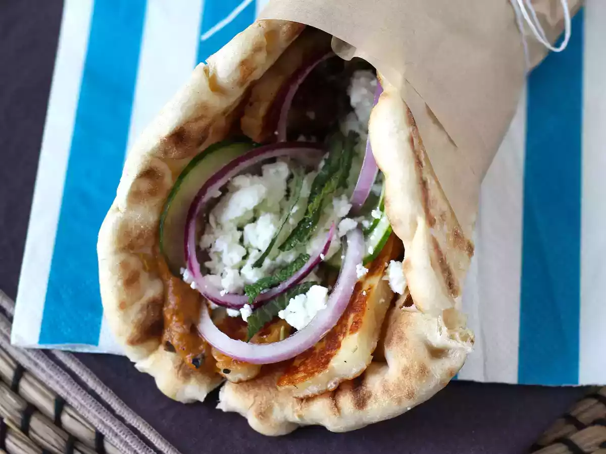 Gyros com queijo halloumi, uma versão vegetariana do sanduíche grego! - foto 3