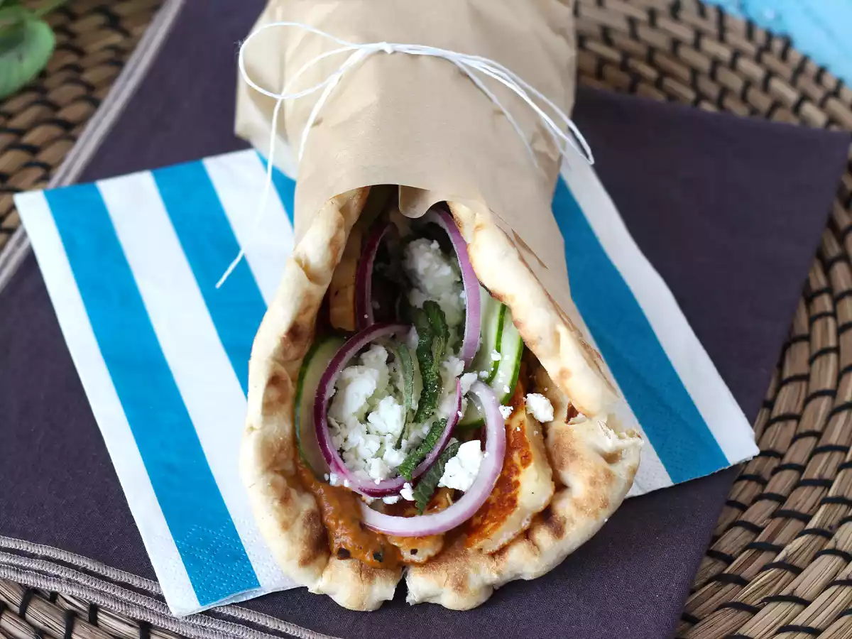 Gyros com queijo halloumi, uma versão vegetariana do sanduíche grego! - foto 5