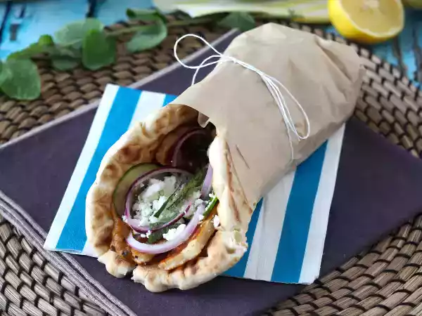 Receita Gyros com queijo halloumi, uma versão vegetariana do sanduíche grego!