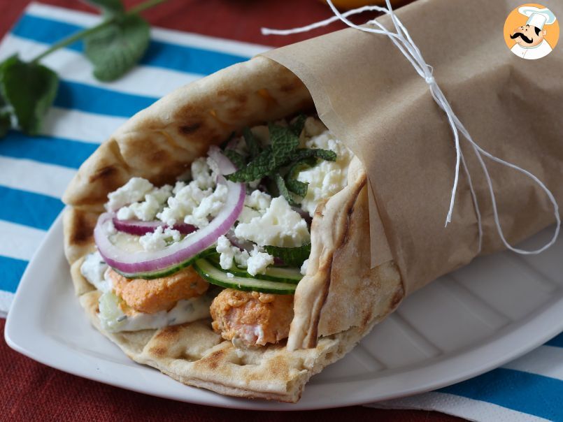 Gyros de salmão com molho tzatziki: Uma Fusão De Sabores Irresistível!