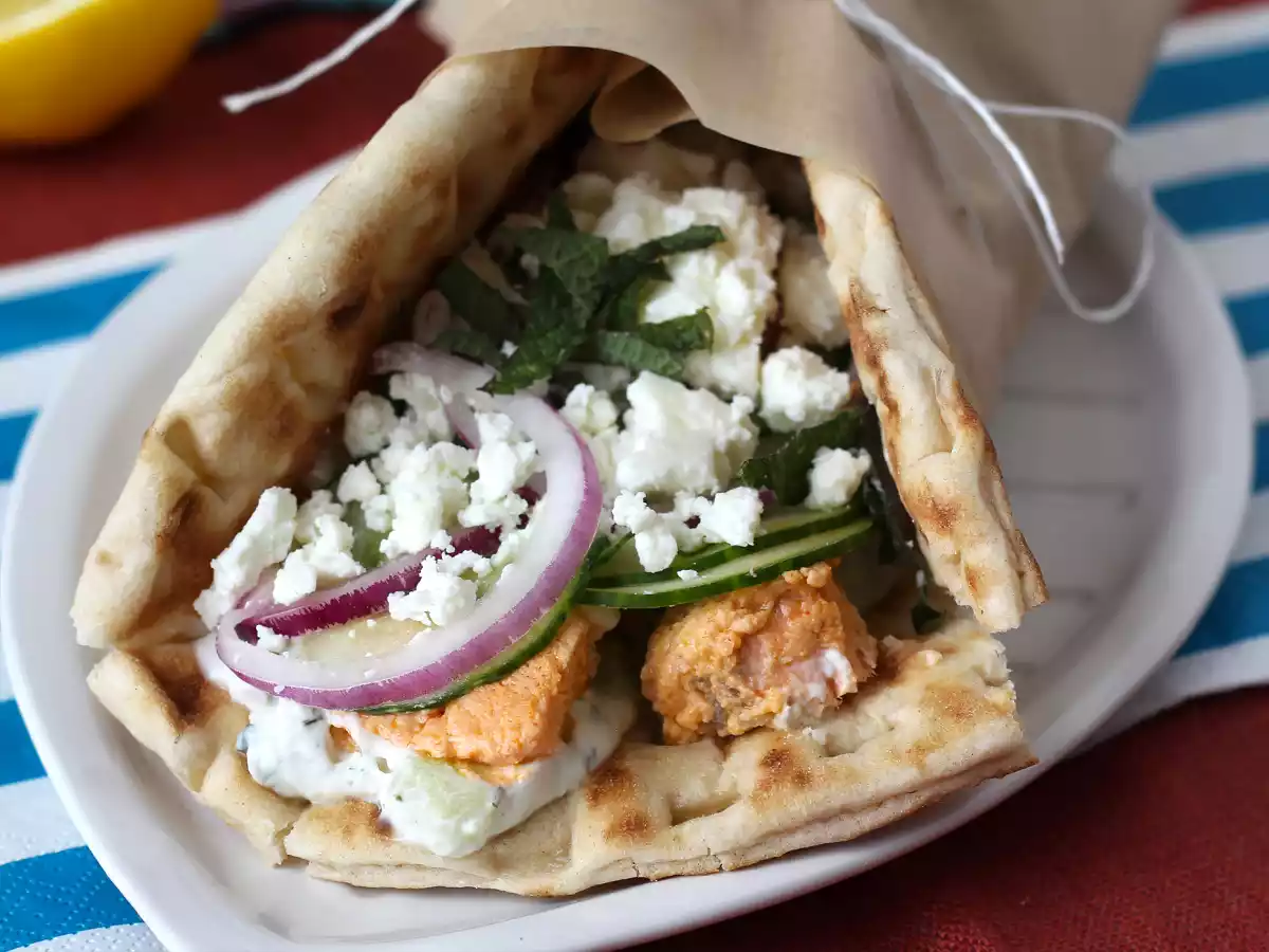 Gyros de salmão com molho tzatziki: Uma Fusão De Sabores Irresistível! - foto 2