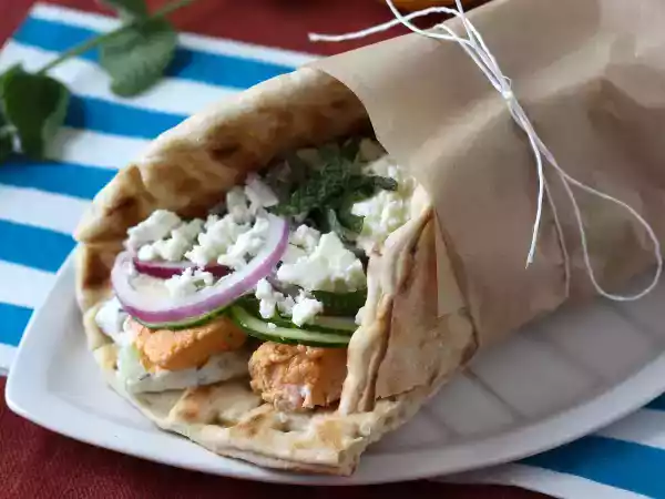 Receita Gyros de salmão com molho tzatziki: uma fusão de sabores irresistível!